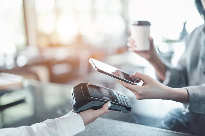 从一间小店到港交所大门：一位潮汕中专生的三十年商业远征 - 新媒体情报驿站