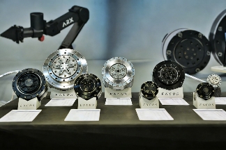 人形机器人核心零部件解决方案亮相，覆盖灵巧手关节与电池(图2)