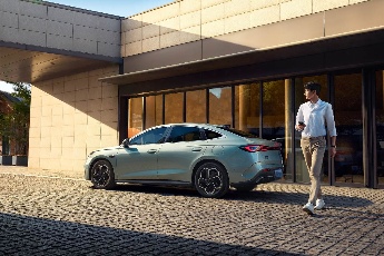 210KM超长续航插混家轿上市，高性价比与智能驾控新选择(图6)