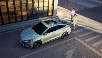 210KM超长续航插混家轿上市，高性价比与智能驾控新选择(图5)